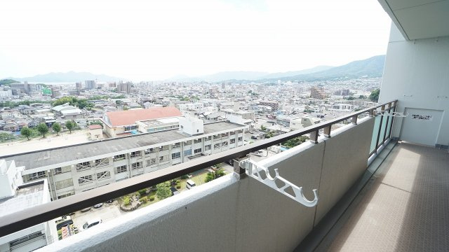 日当たり、街並み、瀬戸内海の眺めも良好なワイドバルコニー　※バルコニー?3あります