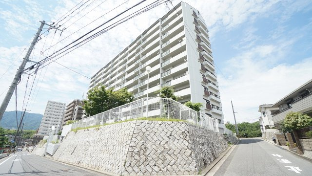 2026年3月にリフォーム完了　水回り、建具、クロス、フローリング、照明器具を新規更新、交換済み3ＬＤＫマンション+　バルコニー?3　マンション前の外部駐車場1台ぶん9、000/月額を確保