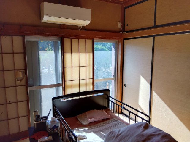 大きい窓があるので明るい空間でのびのびと生活できます。寝室として使うのもいいですね。