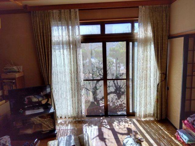 窓が多く明るい室内となっています。平屋建てなので効率よい生活動線が確保出来ます。メンテナンス費用を抑える事も出来ます。