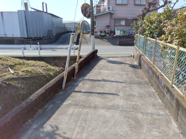 お車は2台駐車可能です。近くにスーパー・ドラッグストア・コンビニがあります。生活利便性の高い土地になっています。