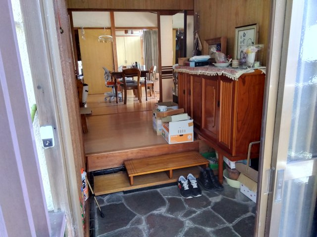 玄関は引き戸なので荷物の出し入れが楽です。風の入れ替えも出来て便利です。シューズボックスがあるので収納がたっぷりあります。