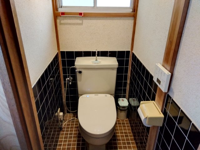 トイレには窓があり明るい室内です。コンパクトな設計で空間を広く感じさせるデザインになっています。