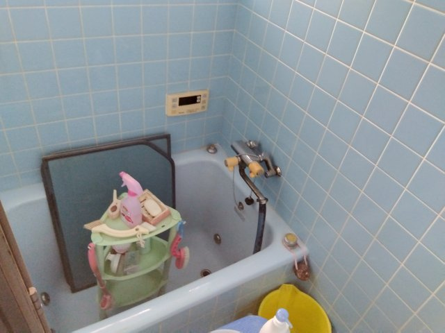 窓があるので明るい室内です。シンプルで使い勝手の良いお風呂です。