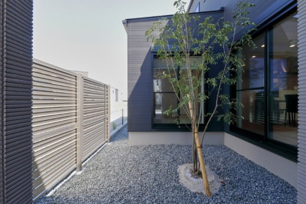 【向佐野一丁目の庭】