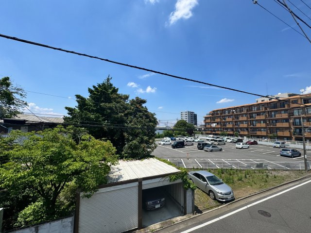 周囲に高い建物がなくのびやかな眺望が広がる心地よい住環境。窓を開ければ自然の風が通り抜け開放感ある暮らしを楽しめます。　