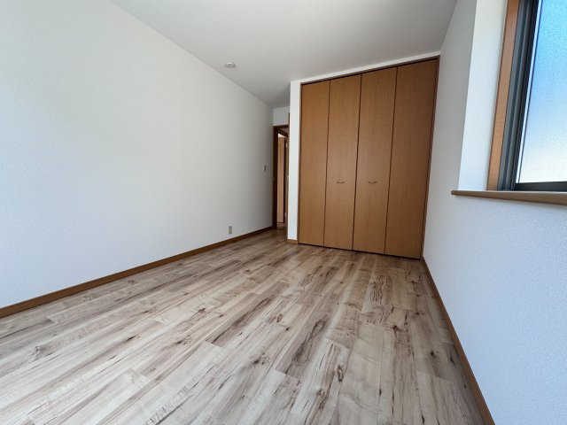 シンプルで使い勝手の良い洋室は、家具の配置がしやすく、理想のインテリアを思いのままに楽しめます。プライベート時間を快適に過ごせる心地よい空間です。　