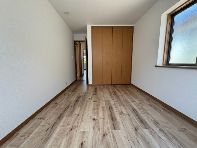 木の優しい質感が広がる洋室は柔らかな色合いが日常の疲れを癒し、眠る時間も過ごす時間も自然とリラックスできる、安心感のある一部屋です。　