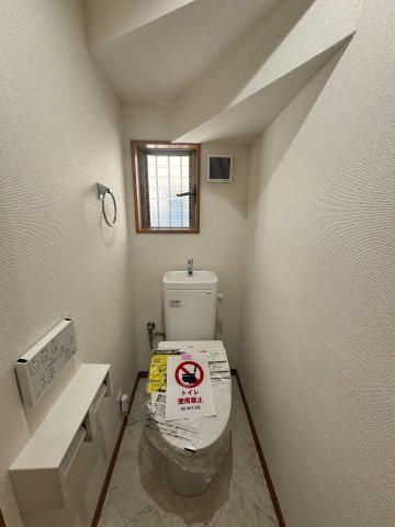 毎日使いやすい便利な仕様の温水洗浄トイレは、掃除がしやすくいつも清潔な空間に保てます♪　