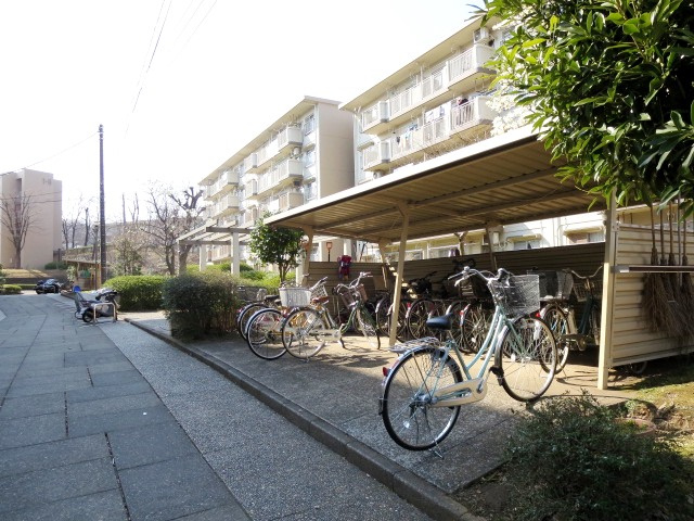 自転車置き場：シール代100円　