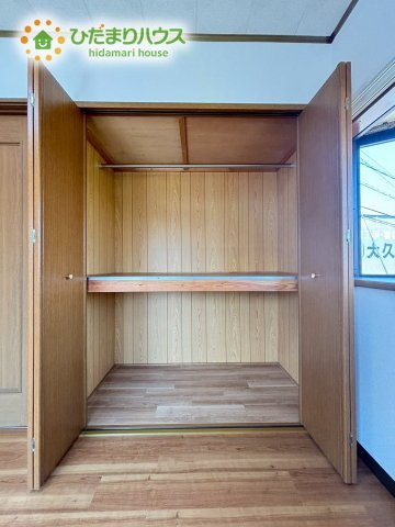 衣装ケースも足元にすっぽり収まる、奥行きのある扉付きクローゼットです！中身を隠して収納できるため、お部屋をいつもすっきり広く保てます♪成長とともにおもちゃや学校の道具が増えても、楽々片付きます！