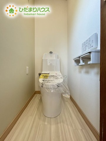 2階に設置された、清潔感のある温水洗浄便座付きの快適なトイレです！夜中にわざわざ1階まで階段を上り下りする必要がないため、小さなお子様がいるご家庭でも、毎日の生活がとっても安心でスマートになります♪