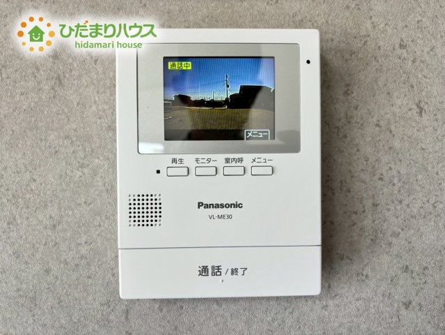 来客の顔を室内からしっかり確認できる、安心のＴＶモニター付きインターホンです！お子様がお留守番をしている際や、夜間の突然の訪問時にも、相手の姿を見てから対応できるため防犯面も非常に優れています♪