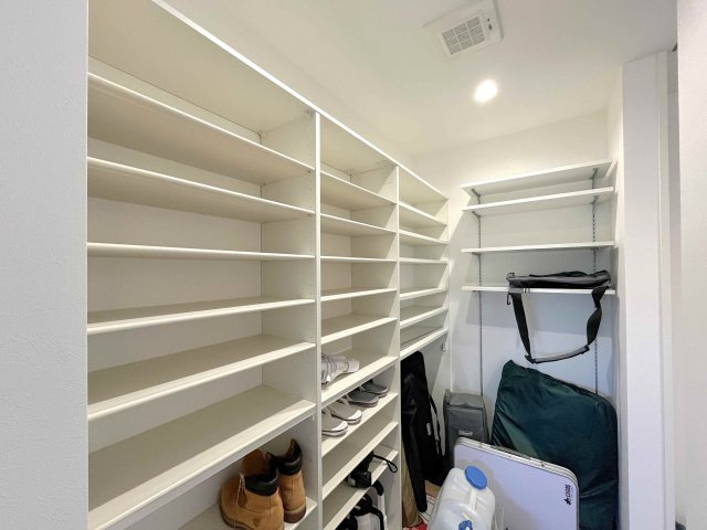 玄関にある大型のシューズクローゼットは靴以外にも、砂場セットなど外遊び用のおもちゃの収納も可能です。