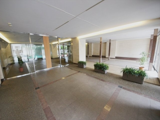 宅配ボックスがあるので留守中でも荷物を安心して受け取れます