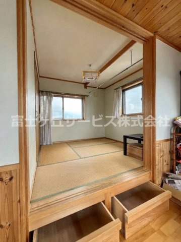 寝室に隣接する和室4.5帖、床下の引出し収納が付いています