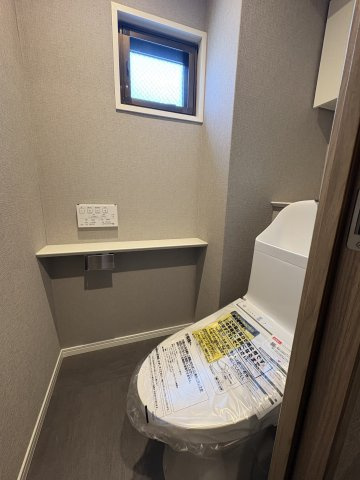 窓付で明るいトイレです。（ウォシュレット付）