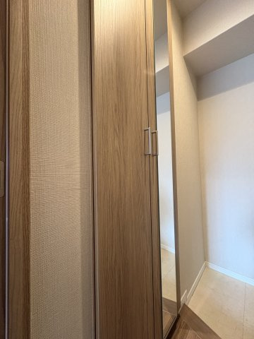 鏡付の靴入れです。