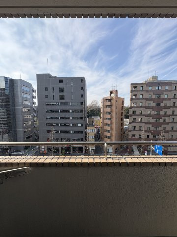 バルコニーから西側に向けた眺望写真です。
