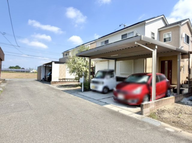 ■外観｜住宅街の中でも圧迫感が少なく、のびのびとした暮らしが叶う立地となっています。