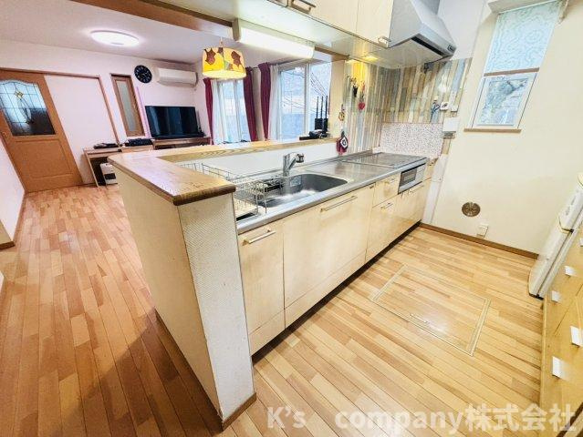 全体を見わたせる対面式キッチン♪