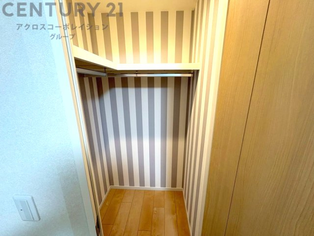 収納力が高く洋服や小物を整理しやすく、更衣室のように使え、部屋がすっきり保てます。収納の配置を自由に調整でき、換気性が良く防湿・防虫対策も可能。快適で機能的な生活空間を実現できます♪