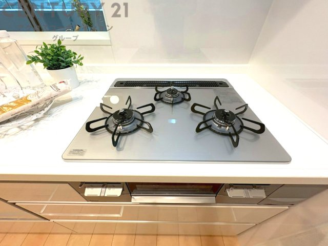 多数の調理器具を同時に使用でき、料理の効率化が可能。省エネで節約になり、様々な料理スタイルに適応できます。また、火力調整が独立しており、手入れや掃除もしやすく、今よりもっとお料理が楽しくなるかも。