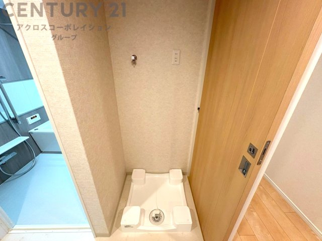 洗濯物の仕分け作業がしやすく、整理整頓が容易になります。洗濯音や湿気を他の部屋に持ち込まず、生活環境を快適に保ちます。上部を活用すれば収納スペースを確保でき洗剤や洗濯用品の整理もしやすくなります。