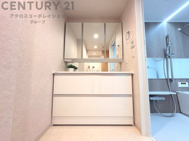 化粧品や洗顔料、歯ブラシなどの必需品をまとめて置ける収納スペースがあり、使用するたびに取り出す手間が省けます。また、水回りのため、濡れても大丈夫な素材が使用されており、お手入れが簡単です。