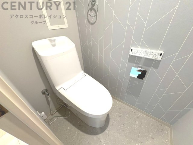 温水洗浄便座付トイレは温水洗浄機能により、暖かい水でおしりを洗浄することができ、冷たい水を使う従来の便座に比べ、温水洗浄機能で暖かいトイレを提供し、快適な使用を可能にします。