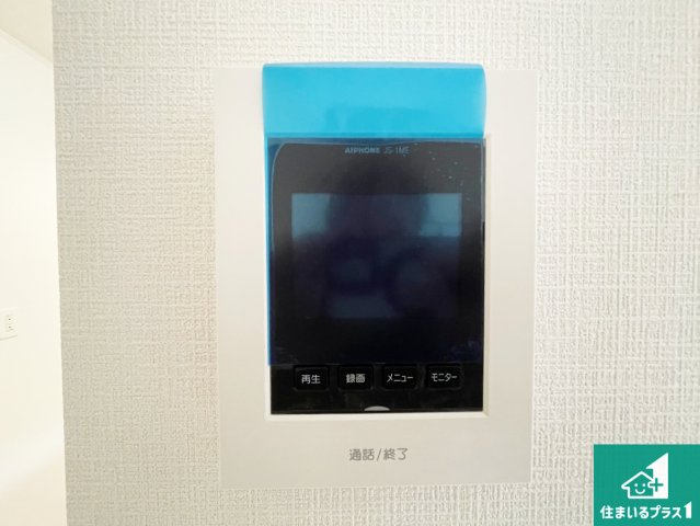 カラーモニターインターホン！声だけでなく来訪者の姿や顔がモニターで確認できるので、小さなお子様がいらっしゃるご家庭でも安心できます！