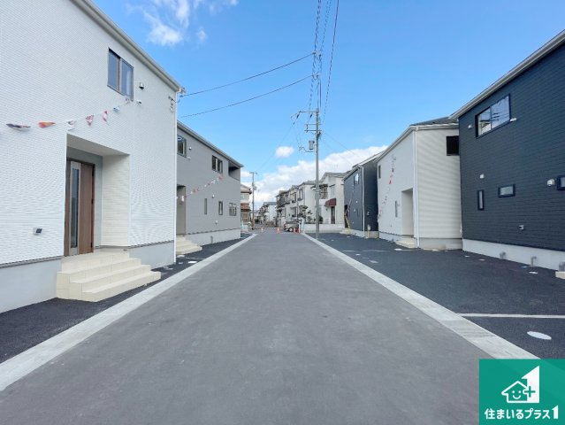 周辺は閑静な住宅街！前面道路広々で車の出し入れも便利です。駐車が苦手な方でも安心して車庫入れできます！
