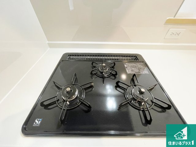 ダブル高火力Ｓｉセンサー付きコンロ！3口あるので、まとめて料理をする時も大活躍！
