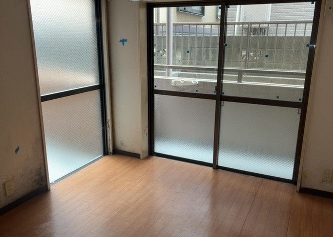 寝室でゆっくりと過ごすためにはベッド周りの適度な空間を担保することや窓の位置、照明の明るさ、寝室の広さなどを考える必要があります。自身や家族の構成とライフスタイルに併せて寝室にする部屋を選びましょう！