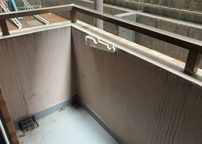 バルコニーは、室外の専用スペースのうち、「屋根がなく開放された空間」であるものを指します。ベランダより広いタイプのものが多く、日当たりもよいため家庭菜園などを楽しみたい人にとって適した環境となります。