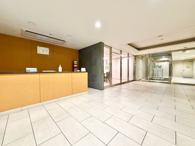 明るく整ったエントランスホール。都心レジデンスの安心感が、日々の帰宅を迎えます。