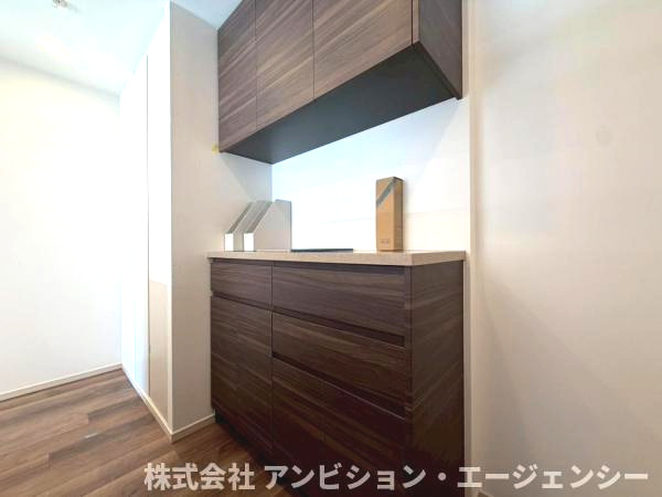 キッチン背面には大容量の収納を完備、統一感のあるデザインで、生活感を隠してすっきりと保てます。