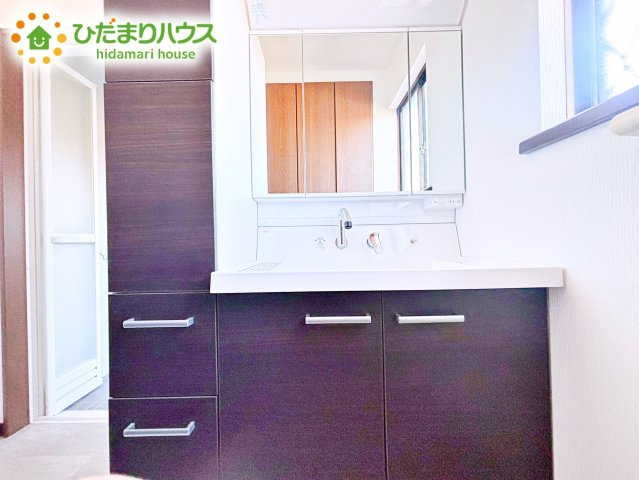 大きな三面鏡の独立洗面。鏡の後ろは収納となっているのでスッキリと整理できます！
