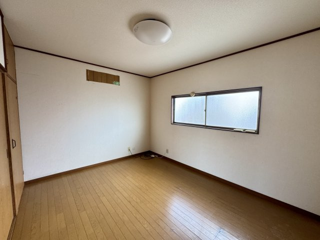シンプルで使い勝手の良い洋室は、寝室や子ども部屋としてもおすすめ。家具配置がしやすい形で、生活スタイルに合わせた使い方が可能です。窓があり、日中は自然光が入る明るい空間となっています。