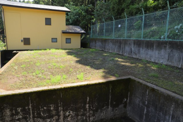 土地購入を検討されている場合、境界杭がない状態で購入してしまうと境界確定測量をする必要があり、費用がかかります。購入の前に、売主、隣土地所有者立ち合いのもと境界を確定し境界杭を設置するのがベストです。