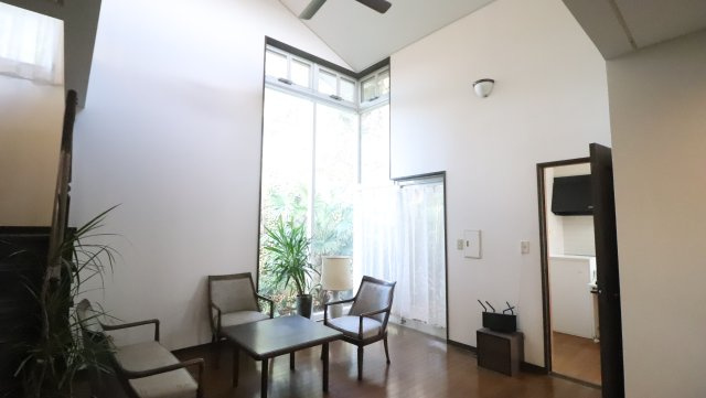 ホール：家族も来客も使いやすい、機能的なホール。見上げれば、空まで広がる開放感。　　