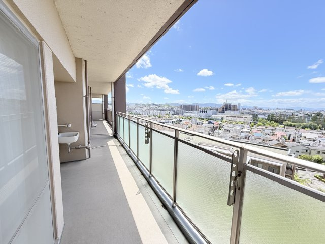 【バルコニー】南西向きバルコニーです！日当たりの良い暖かな空間です！