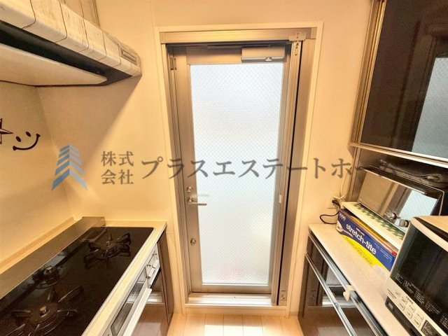 キッチンからバルコニーにつながる勝手口♪毎日のゴミ捨ても楽々です♪