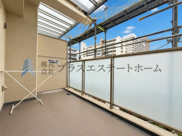 リビング全面が接するワイドバルコニー♪　エアコン室外機を置いても十分なスペースを保てます♪