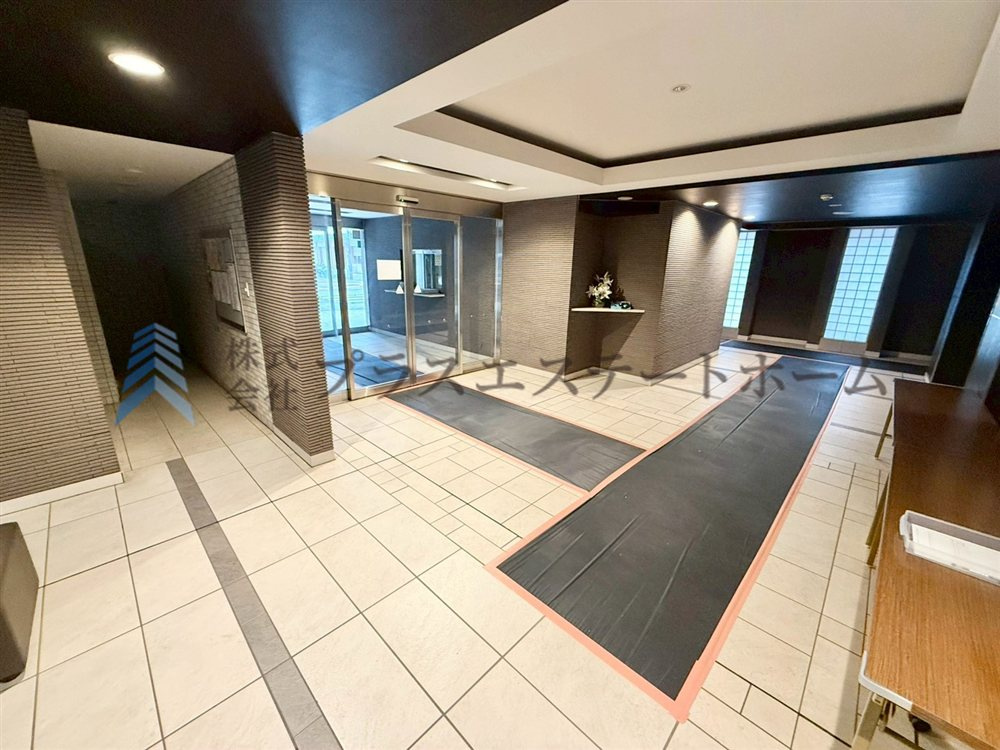 折り上げ天井で空間に広がりを感じさせ、視覚的に天井を高く見せる効果があります♪
