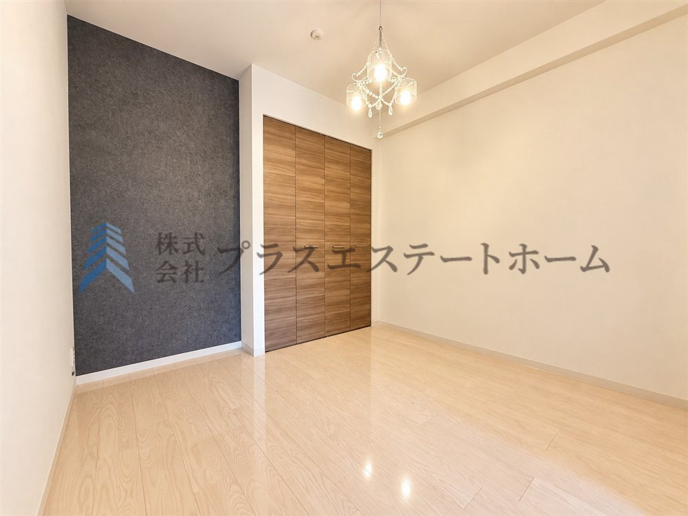木目調のフローリング材でナチュラルな見た目のため暖かく落ち着いた雰囲気のお部屋です♪