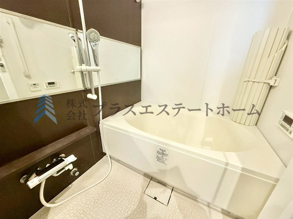 横長の鏡は浴室に個性的な印象を与えることができ、より浴室を広く見せ開放的な空間を演出することが可能♪