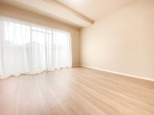 2階南側洋室、2階にも大きな窓があり陽の光を感じることができそうですね♪　また、2階部分にもバルコニーがあり洗濯物も干すことができますね♪