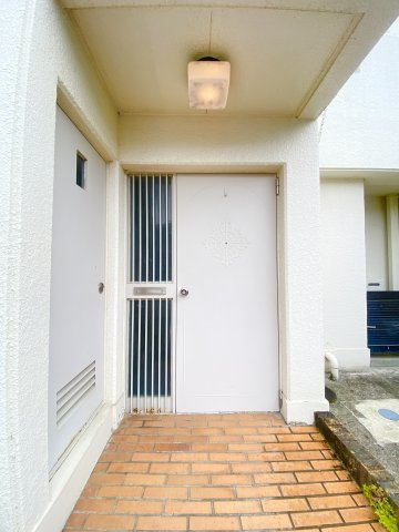 玄関にはカラーTV付インターホンも設置されているので、防犯対策の面でもバッチリですね♪　また、玄関横に専用駐車場があるので、移動も楽々です♪