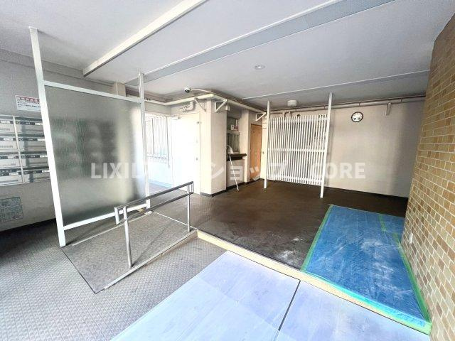 ロビーとは玄関に続く通路を兼ねた広間。共用部分になります。